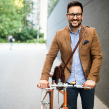 Ein Mann mit Fahrrad