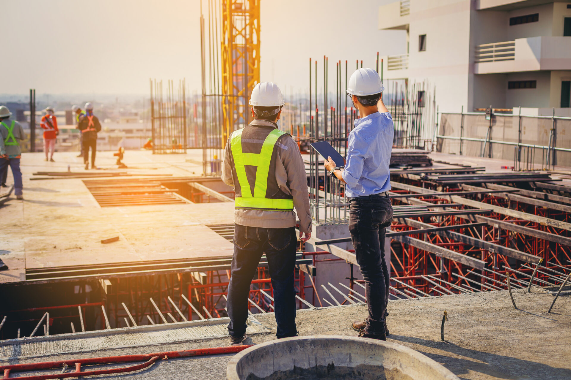 Ingenieure diskutieren auf einer Baustelle