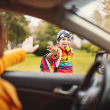 Kleiner Junge winkt seiner Mama