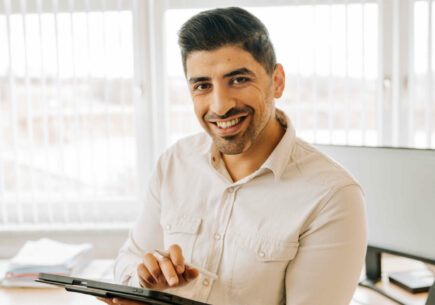 Profilbild Azhar Bamerni mit dem Tablet in der Hand
