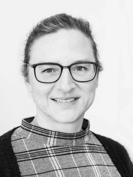 Profilbild von Barbara Gruber in schwarz-weiß