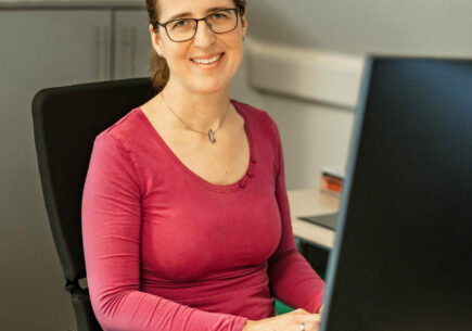 Profilbild von Natalie Reil vor dem Computer